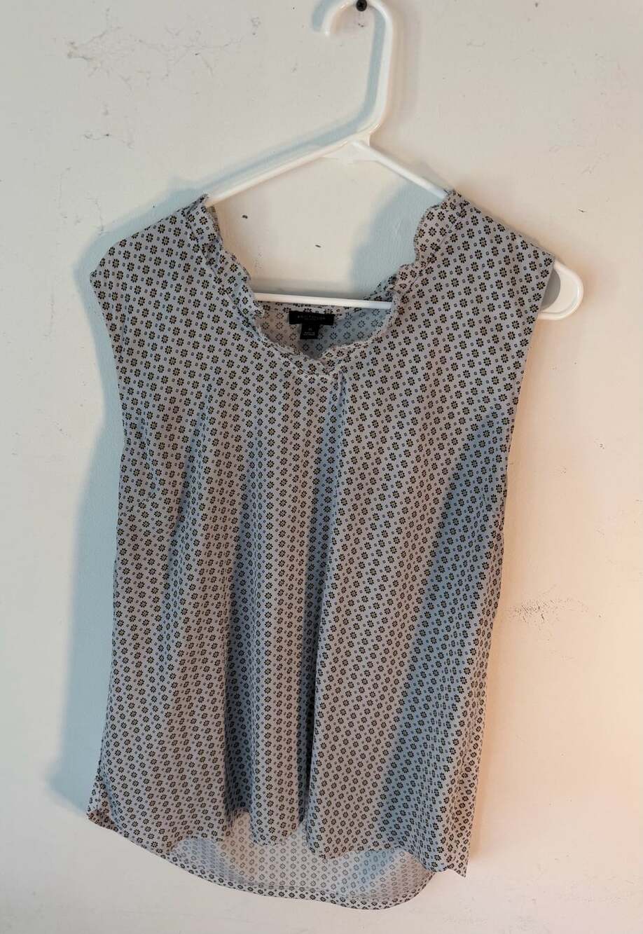 Ann Taylor Sleeveless Blouse Size XL Gray Printed Ruffle Neck